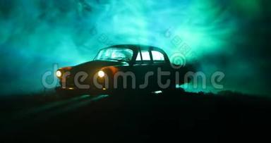 老式旧车的剪影，背景为暗雾色调，灯光在微光下发光，或旧犯罪车黑色的轮廓